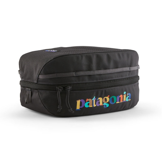 Patagonia Black Hole Cube 6L Unity Text: Ink Black in de groep Opslag / Andere opslag / Toilettassen & opbergtas bij Sportfiskeprylar.se (49367-UTIB-ALL)