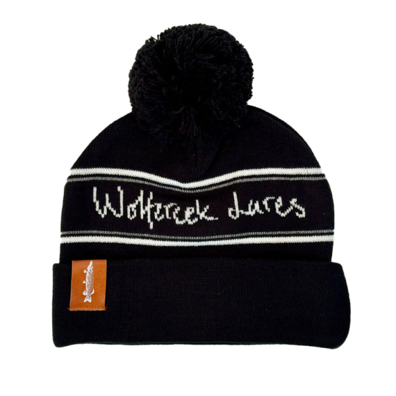 Wolfcreek Classic Logo Pom Pom Beanie - Black/White in de groep Kleding & Schoenen / Petten, mutsen en overig / Mutsen & Hoeden bij Sportfiskeprylar.se (WCL-05-POMPOM-01-BLK-WHT)