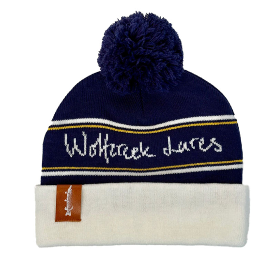 Wolfcreek Classic Logo Pom Pom Beanie - Navy/ White in de groep Kleding & Schoenen / Petten, mutsen en overig / Mutsen & Hoeden bij Sportfiskeprylar.se (WCL-05-POMPOM-01-NVY-WHT)